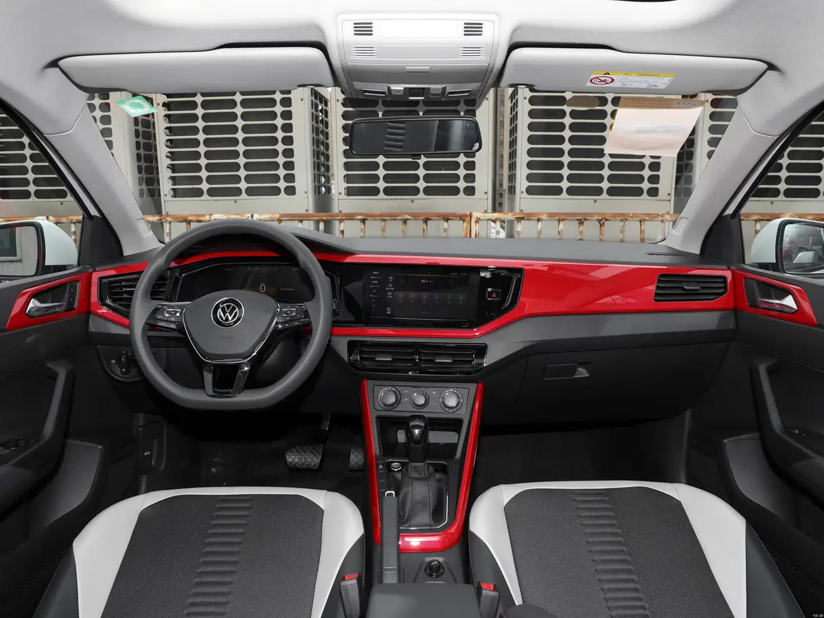 Volkswagen Polo Plus (Фольксваген Поло Плюс) из Китая под заказ — панорама леворульного кокпита