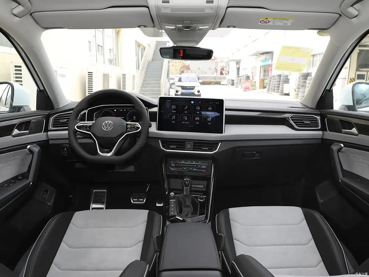 Volkswagen Tayron X из Китая под заказ — Салон : чёрно-белая отделка, руль и экраны