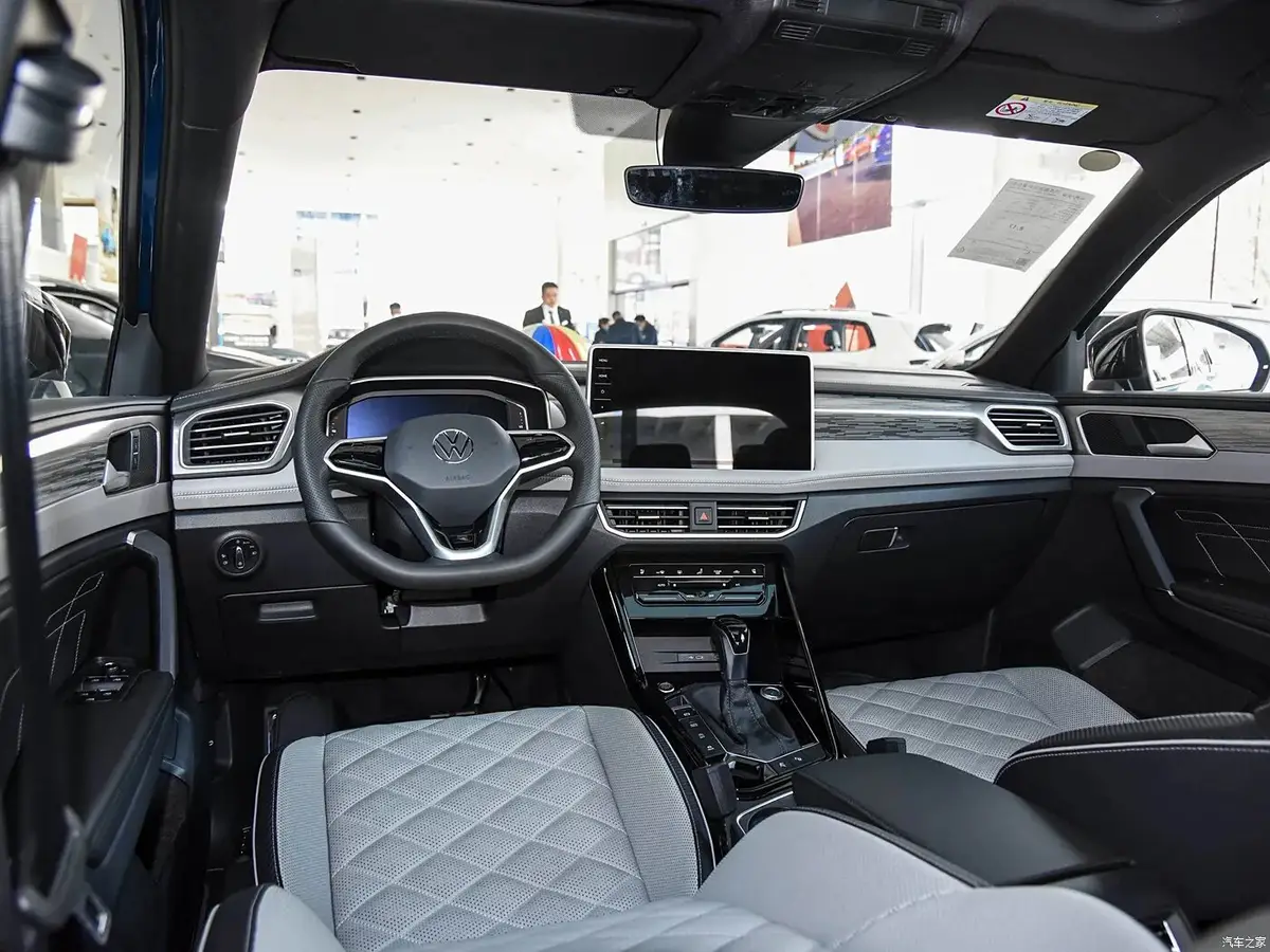 Volkswagen Tayron X из Китая под заказ — Салон : сине-зелёно-чёрная отделка и мультимедиа