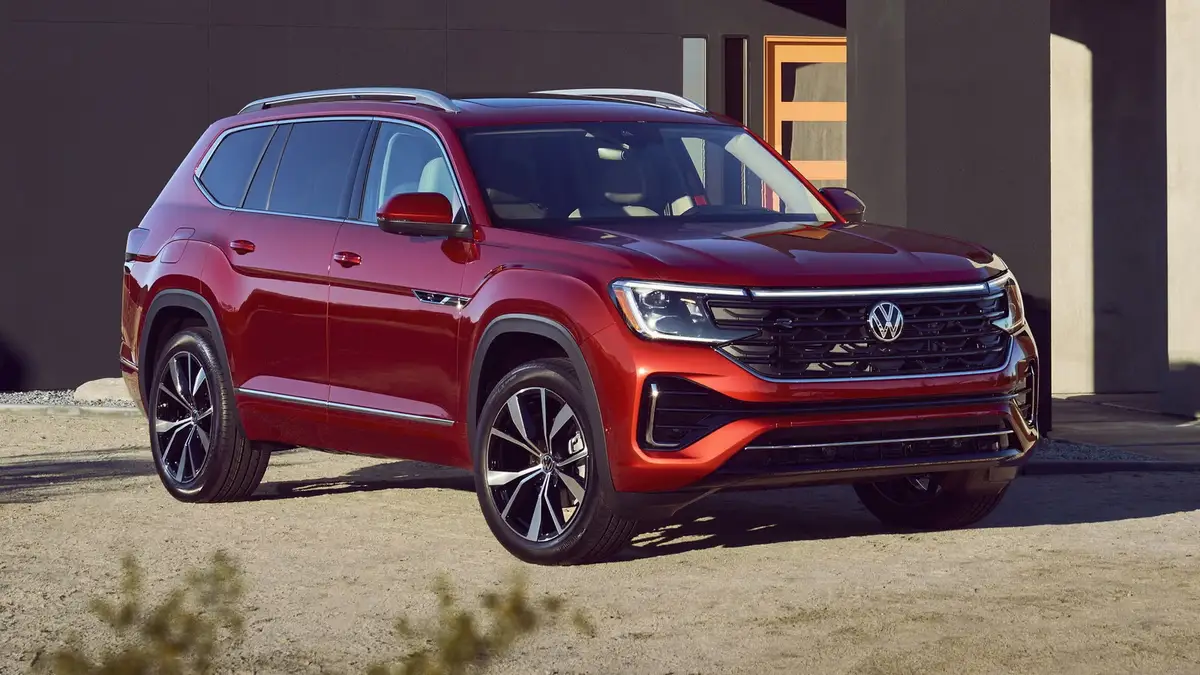 Volkswagen Teramont (Фольксваген Террамонт) из Китая под заказ — Красный (Atlas 2024), вид спереди в три четверти