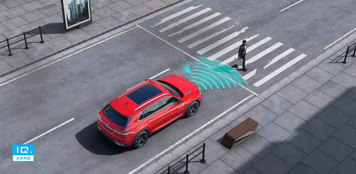 Volkswagen Teramont X из Китая под заказ — Front Assist на предупреждает о пешеходе