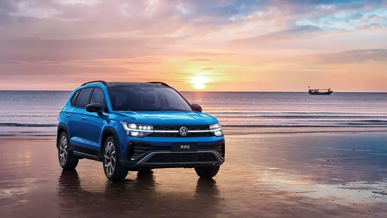Volkswagen Tharu (Фольксваген Тхару) из Китая под заказ — вид спереди в три четверти на побережье