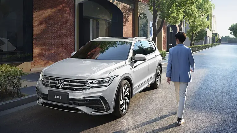 Volkswagen Tiguan L (Фольксваген Тигуан L) из Китая под заказ — вид спереди в три четверти справа