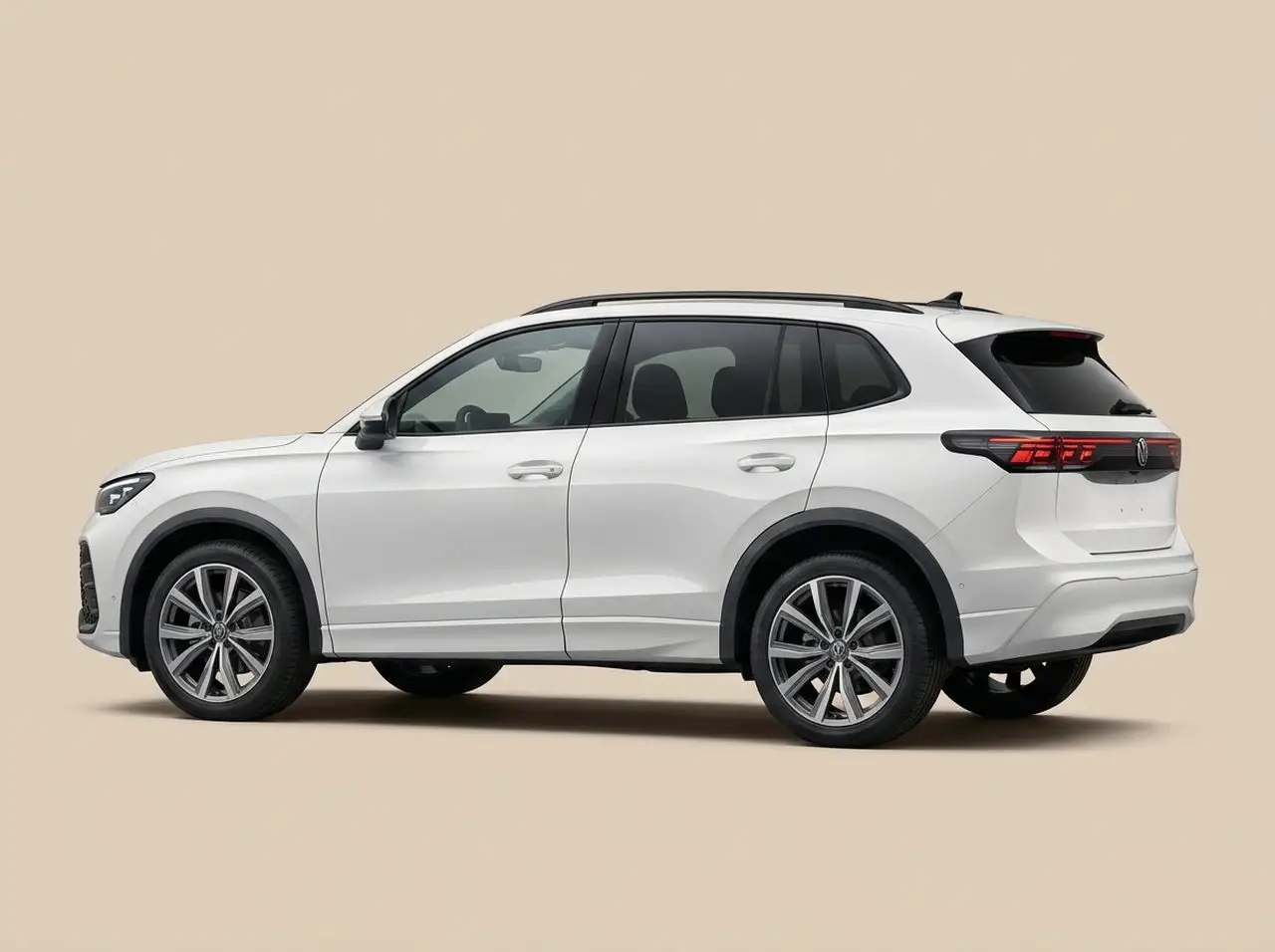 Белый Volkswagen Tiguan L Pro сзади сбоку на светлом фоне