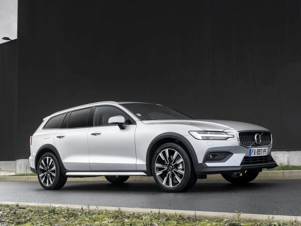 Volvo V60 Cross Country (Вольво V60 Cross Country) из Китая под заказ — Зимой во дворе: V60 Cross Country в снегу