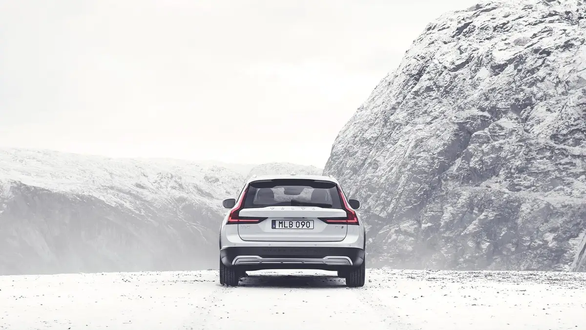 Volvo V90 Cross Country (Вольво V90 Cross Country) из Китая под заказ — универсал на заснеженной дороге, вид сзади