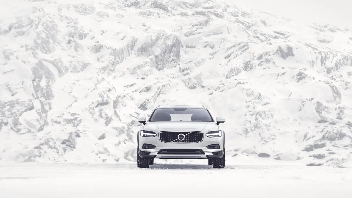 Volvo V90 Cross Country (Вольво V90 Cross Country) из Китая под заказ — универсал на заснеженной дороге, вид спереди