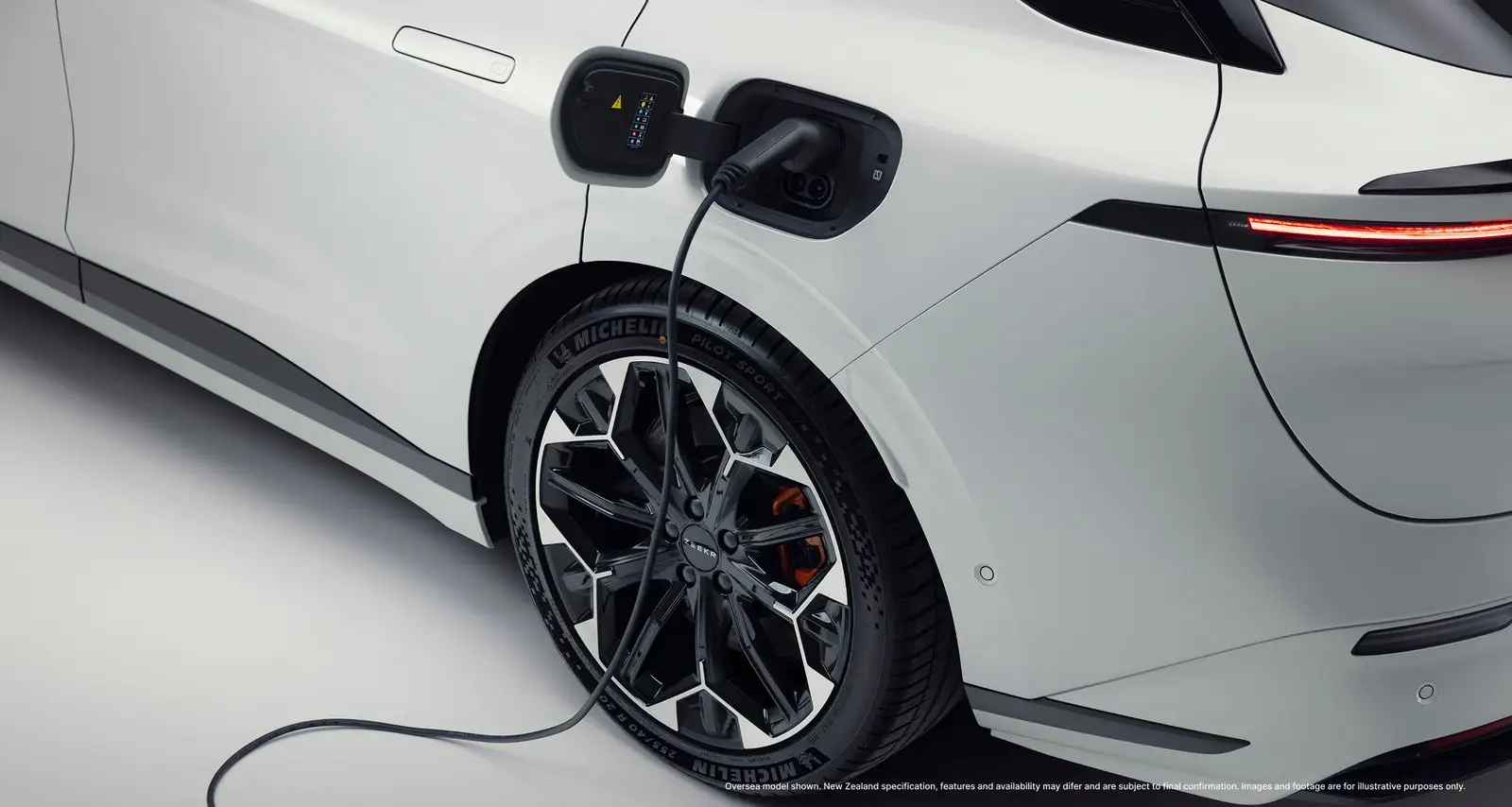 Zeekr 007 GT, зарядный порт и колесо