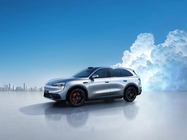 Серебристый AITO M6 на светлом фоне