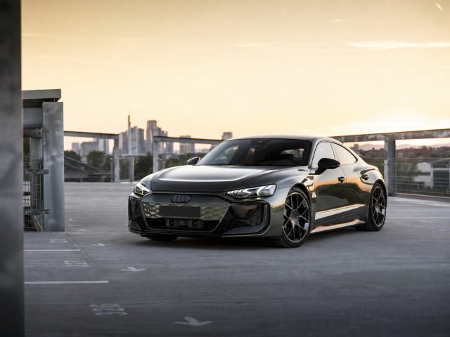 Audi RS e-tron GT performance на городской площадке