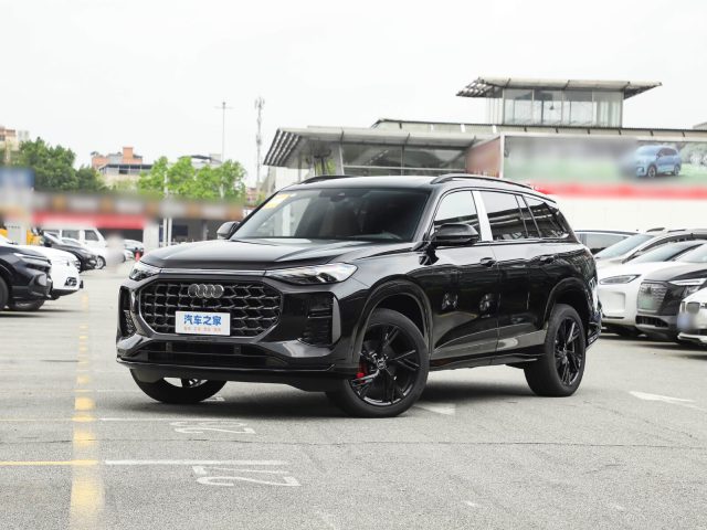 Audi Q6 45 TFSI quattro — чёрный кроссовер спереди в три четверти