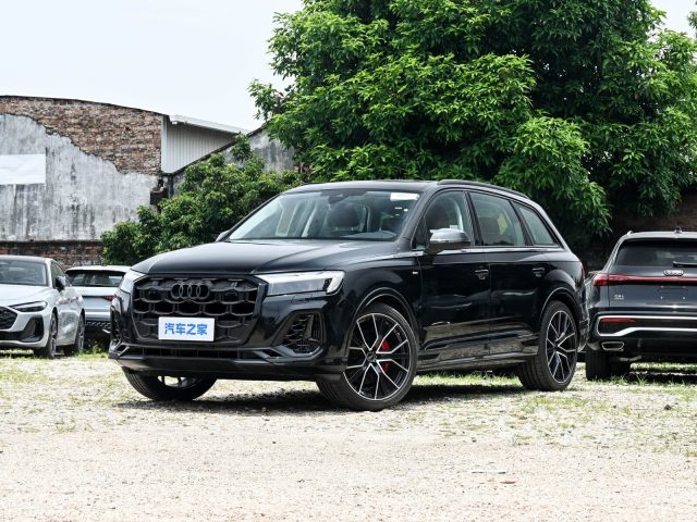 Audi Q7 55 TFSI quattro — чёрный кроссовер спереди в три четверти