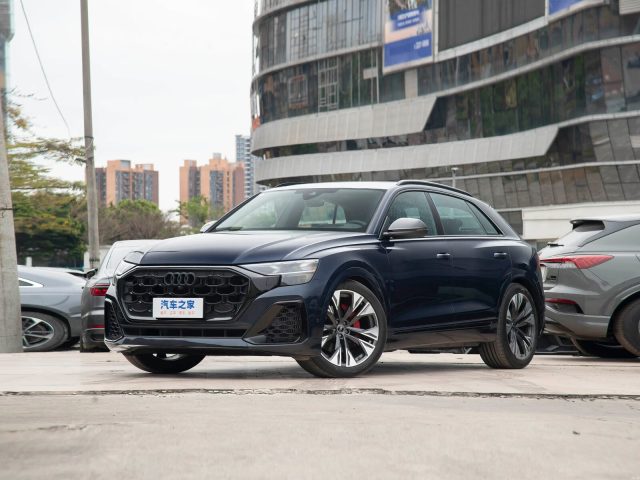 Audi Q8 55 TFSI quattro — синий кроссовер спереди в три четверти
