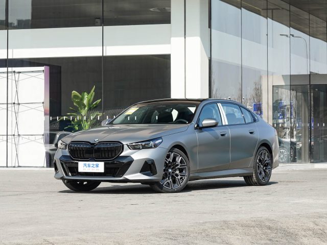 BMW 530Li M Sport — серый кузов спереди в три четверти