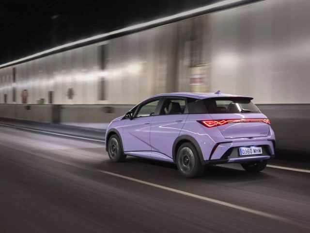 BYD Dolphin в движении по городскому тоннелю
