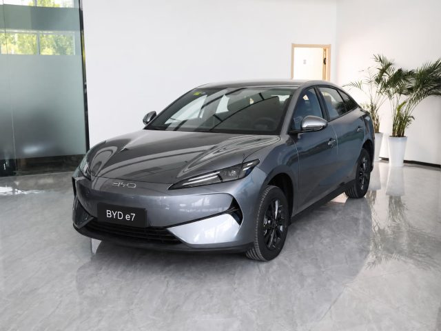 BYD e7 — вид спереди в три четверти