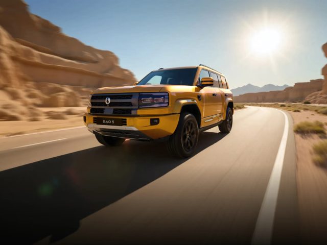 Жёлтый BYD Leopard 5 на пустынной дороге