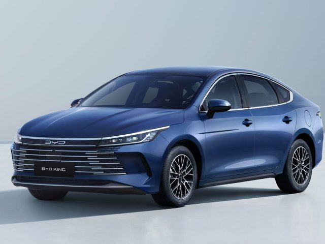 BYD Qin спереди на студийном фоне