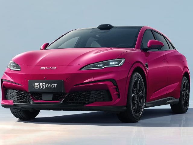 BYD Seal 06 GT — студийный вид спереди в три четверти