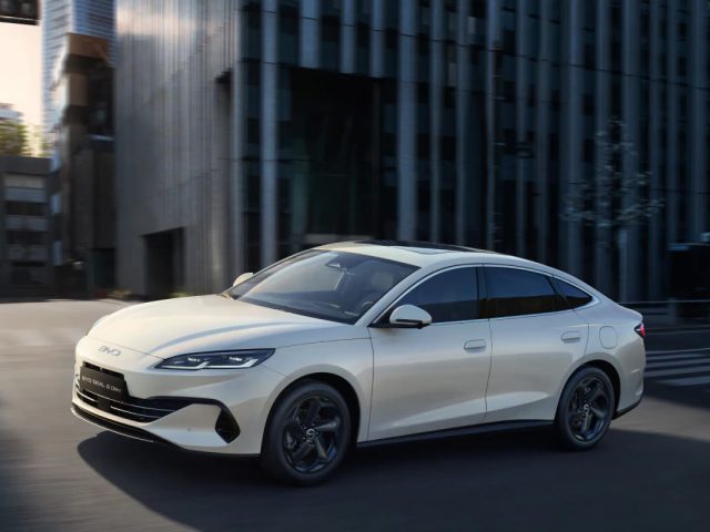 BYD Seal 06 в профиль на городской улице