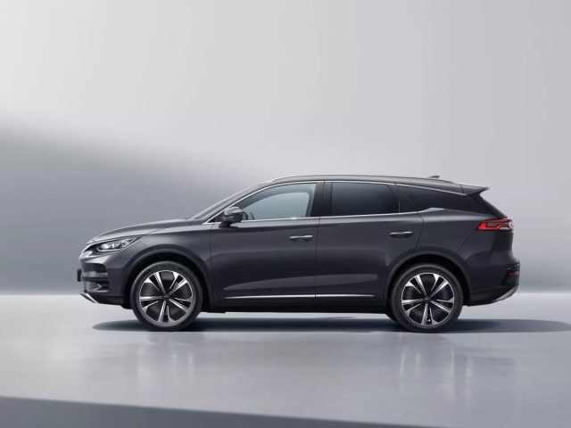 BYD Tang в профиль на студийном фоне