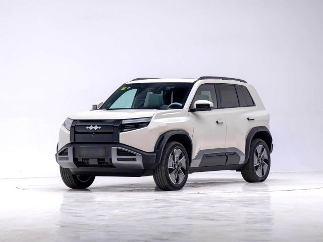 BYD Titanium 3 AWD Ultra — вид спереди в три четверти слева