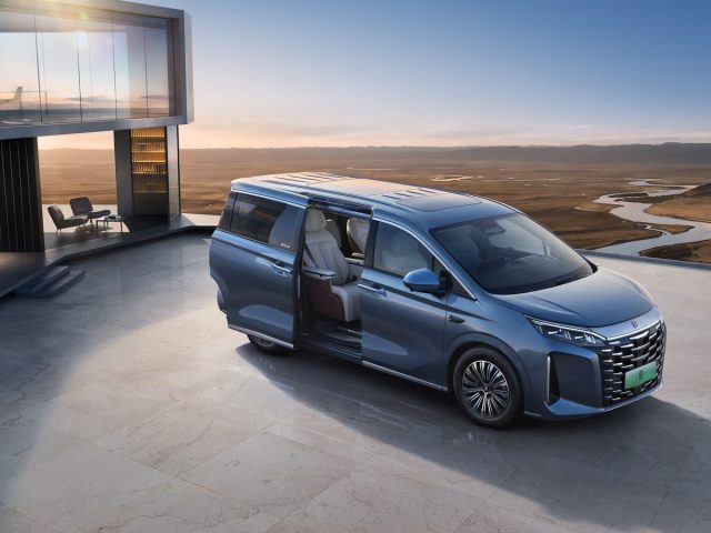 BYD Xia — официальный вид спереди с открытой сдвижной дверью