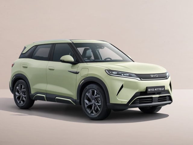 BYD Yuan Up / Atto 2 — светло-зелёный кузов в три четверти
