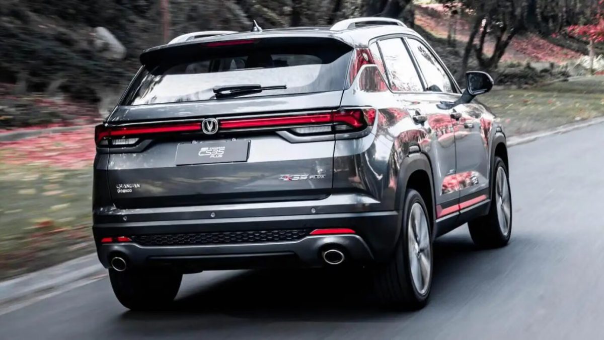 Changan CS35 Plus сзади в движении