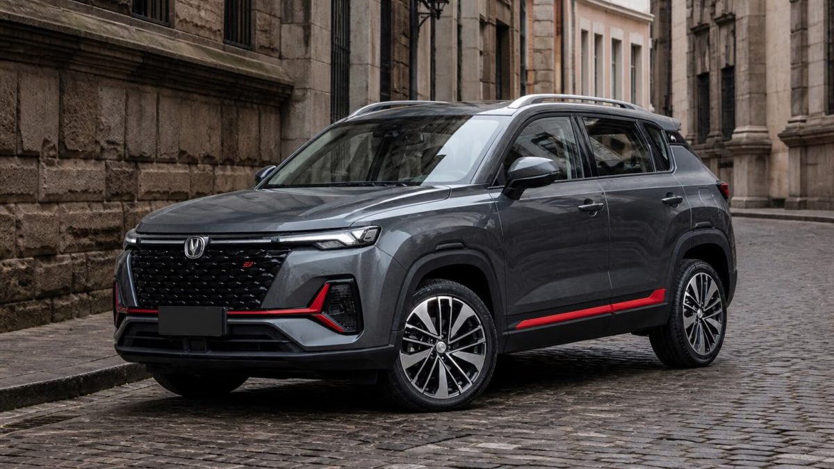 Changan CS35 Plus на узкой исторической улице
