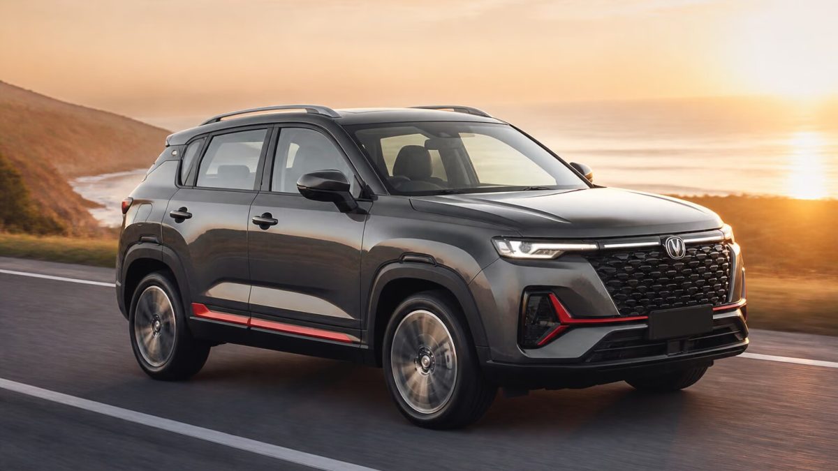 Changan CS35 Plus на прибрежной дороге в золотой час