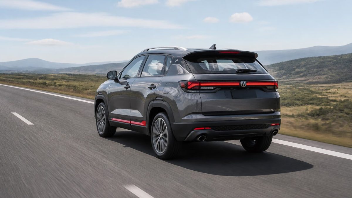 Changan CS35 Plus на открытом загородном шоссе