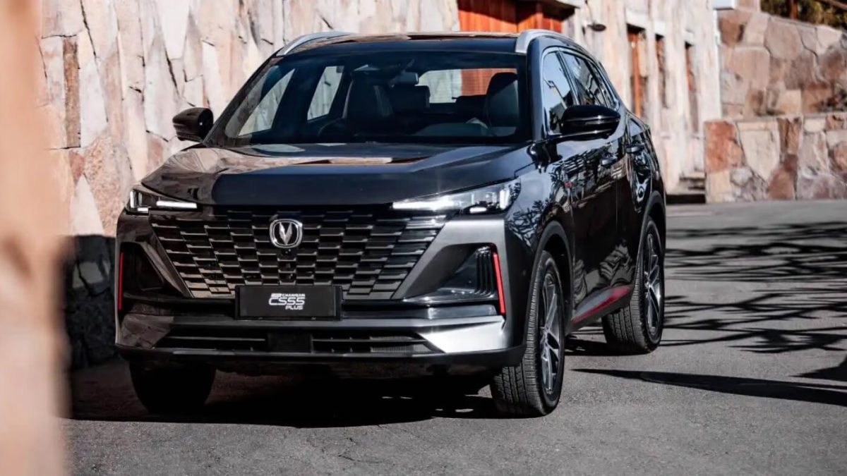 Changan CS55 Plus спереди в три четверти