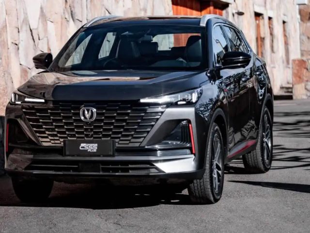 Changan CS55 Plus спереди в три четверти