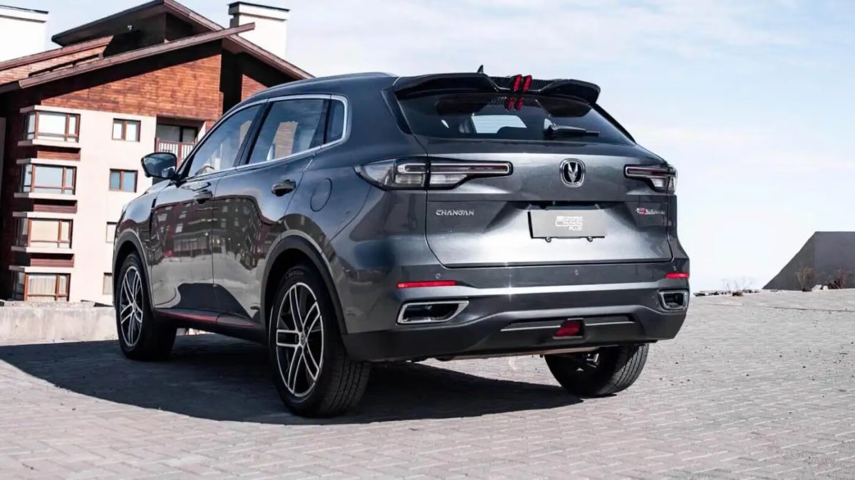 Changan CS55 Plus сзади в три четверти