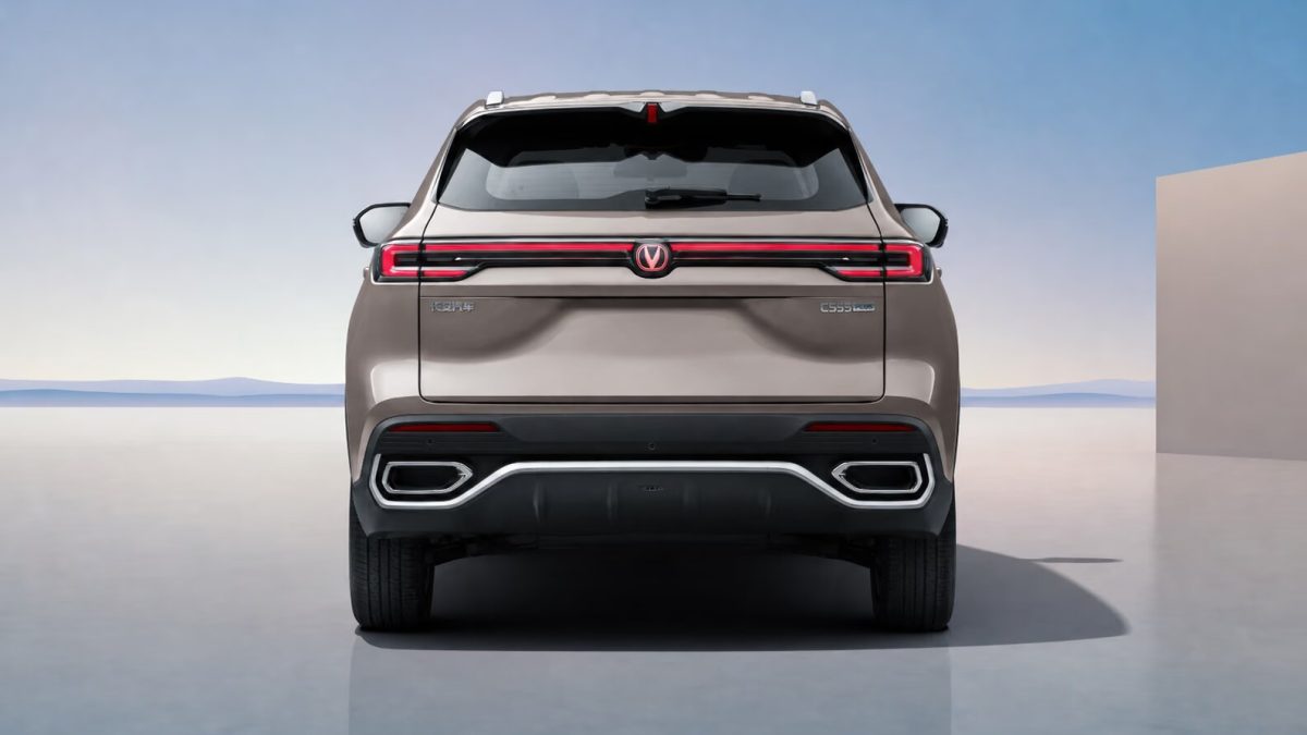 Changan CS55 Plus в нейтральной студии, вид сзади