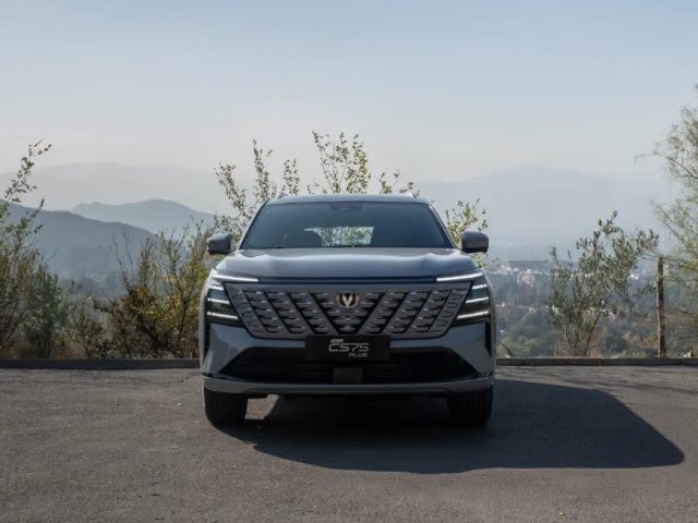 Changan CS75 Plus, вид спереди