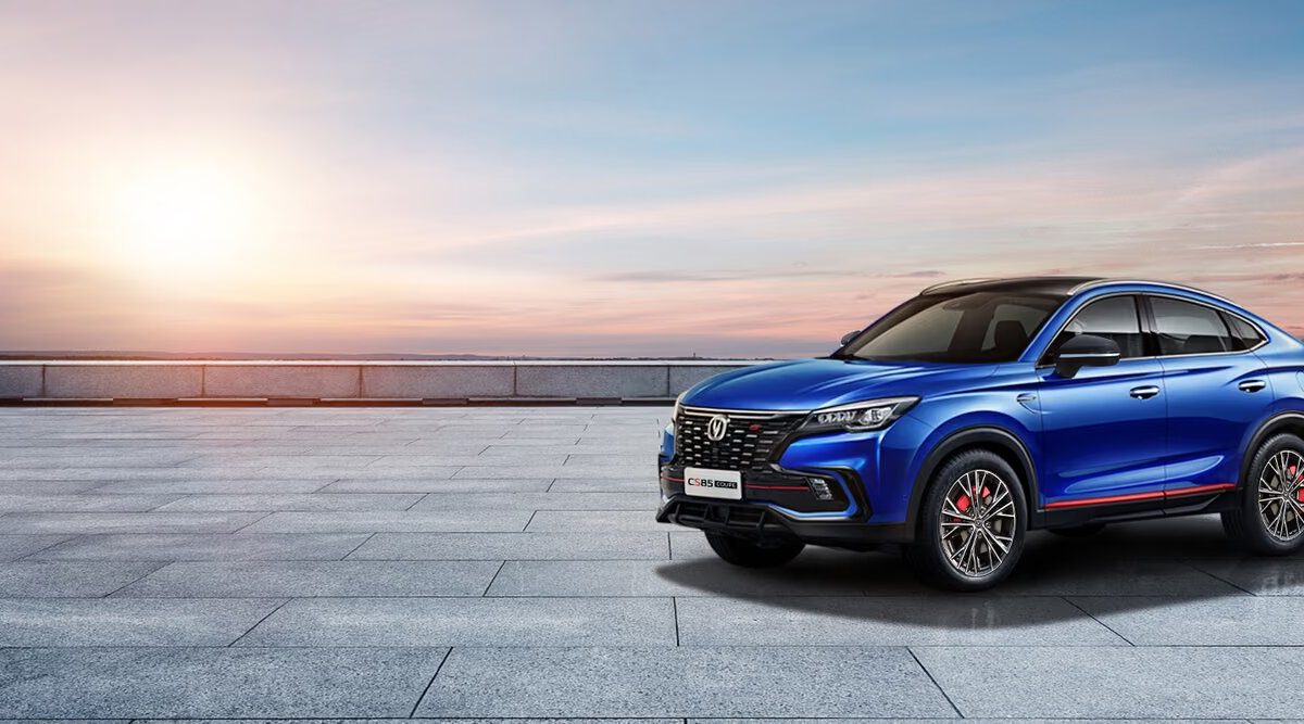 Синий Changan CS85 Coupe на открытой площадке