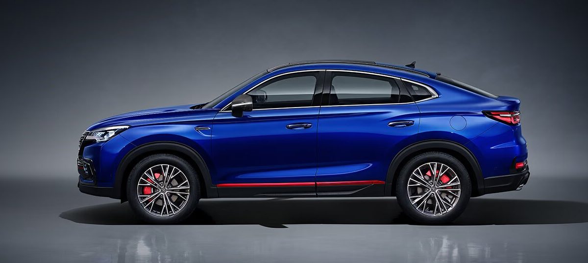 Синий Changan CS85 Coupe в профиль