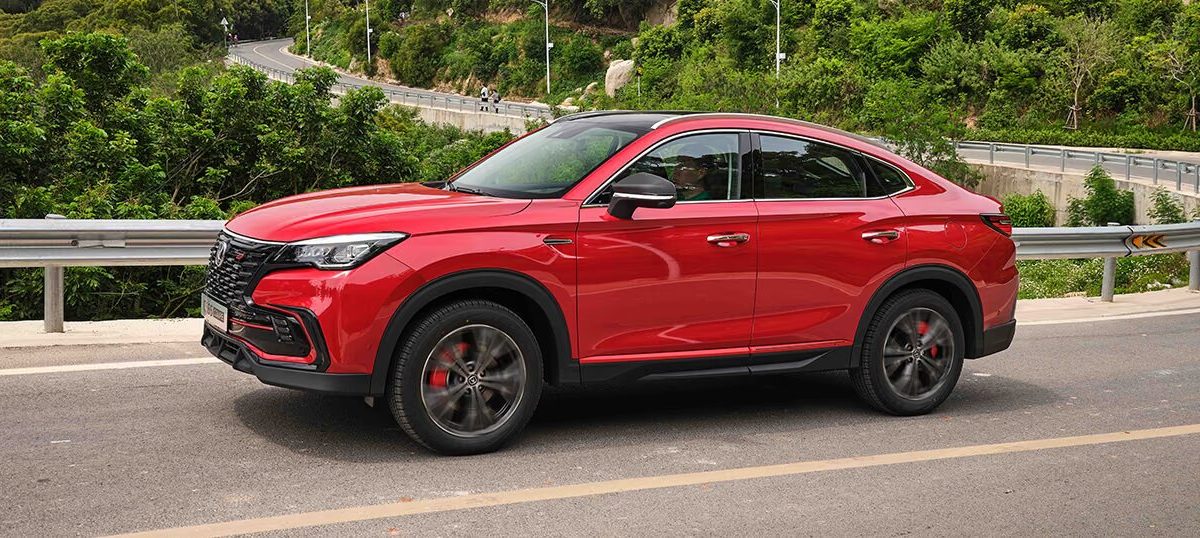 Красный Changan CS85 Coupe сбоку