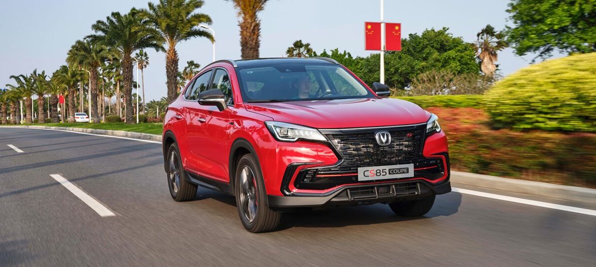 Красный Changan CS85 Coupe в движении