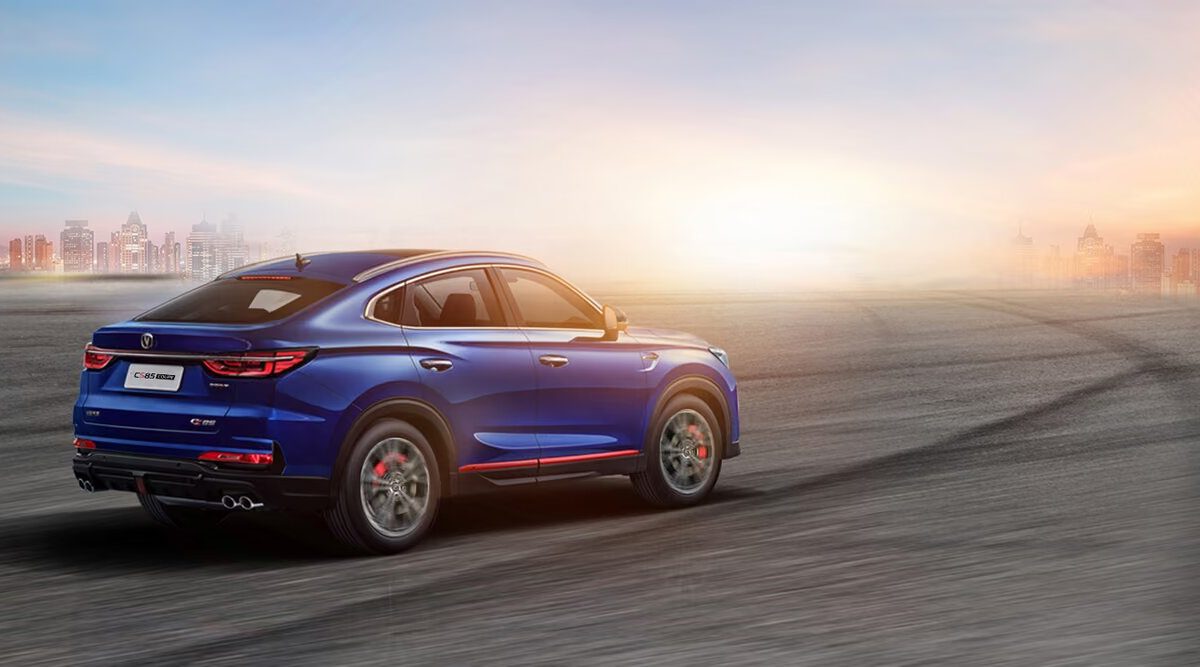 Синий Changan CS85 Coupe в заносе