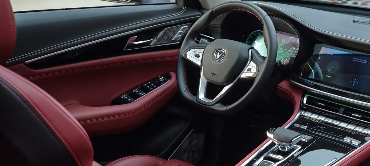 Место водителя Changan CS85 Coupe (интерьер)