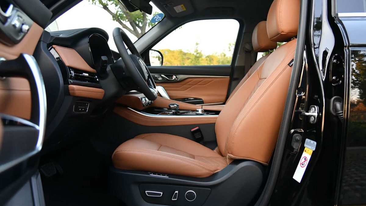Салон Changan CS95 через открытую дверь