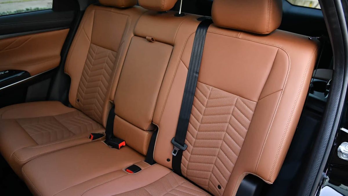 Второй ряд Changan CS95 в коричневой отделке (интерьер)