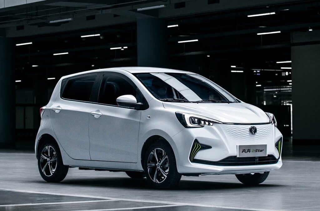 Changan E-Star — вид спереди в три четверти