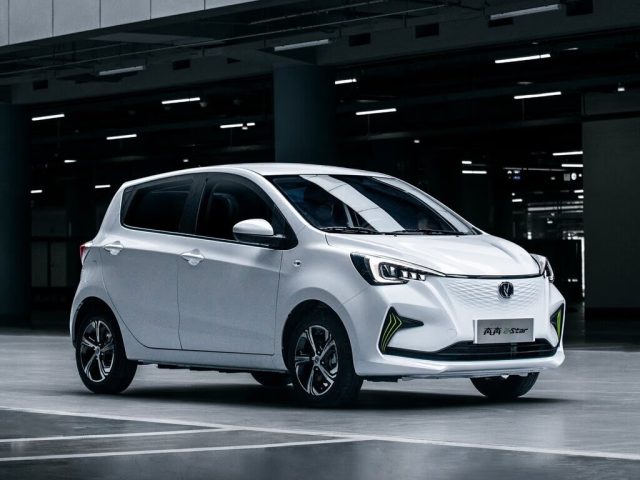 Changan E-Star — вид спереди в три четверти