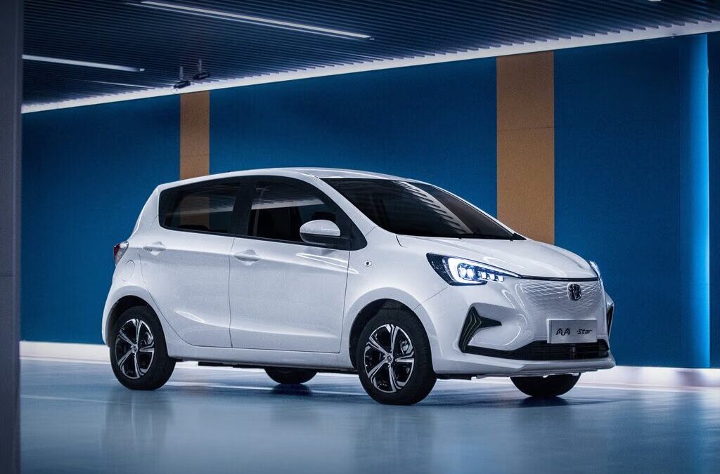 Changan E-Star — вид спереди в студии