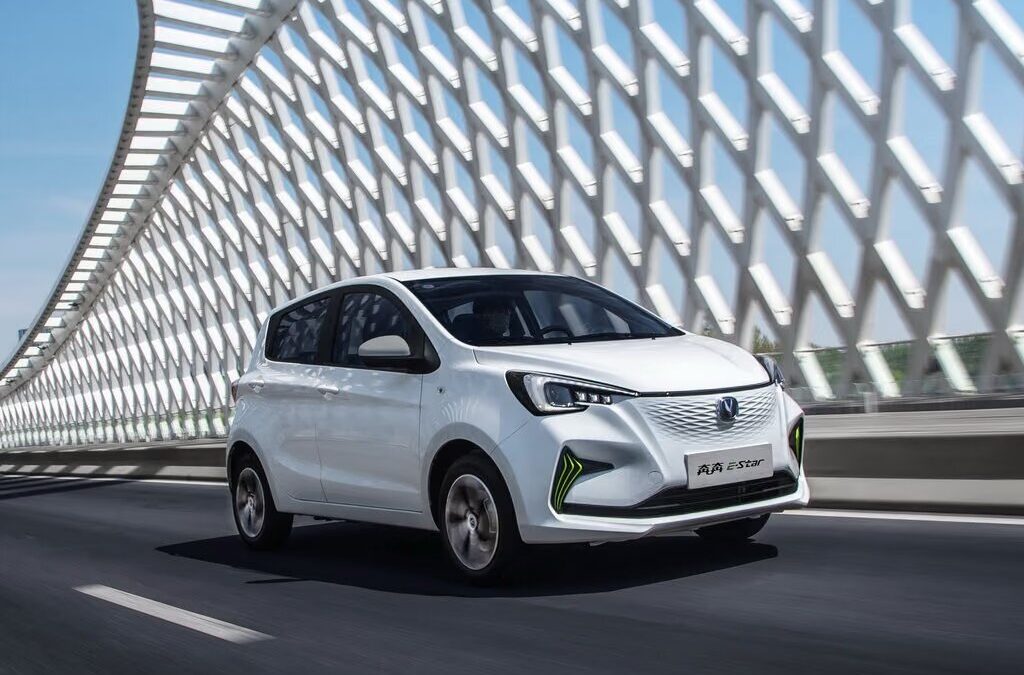 Changan E-Star — вид спереди в движении