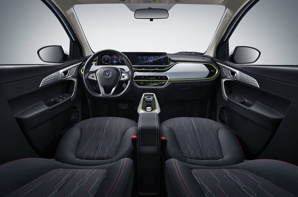 Changan E-Star — передняя часть салона